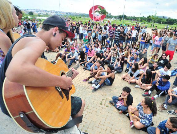 Canções do músco Chorão embalaram momentos importantes na vida dos jovens - Luiz Setti