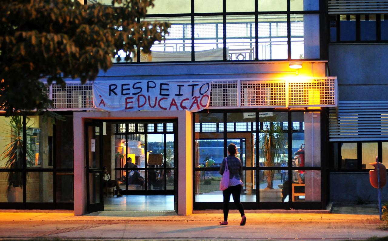 Estudantes instalaram faixa na entrada da UFSCar/Sorocaba pedindo respeito à educação - Pedro Negrão