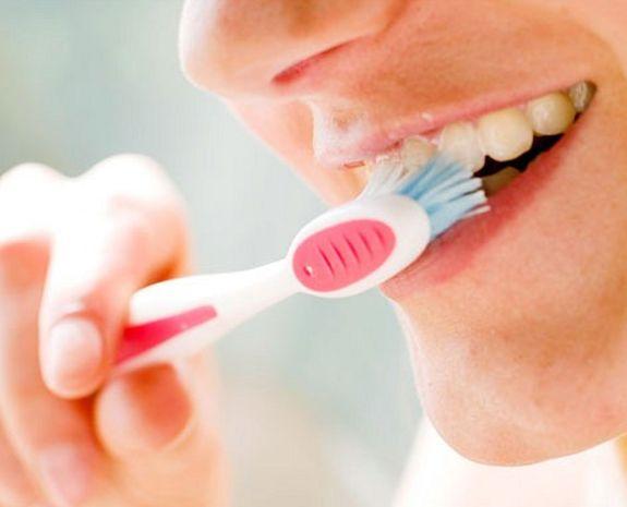 Além da remoção da bactéria e da placa bacteriana pela escovação, o creme dental é indispensável - Divulgação