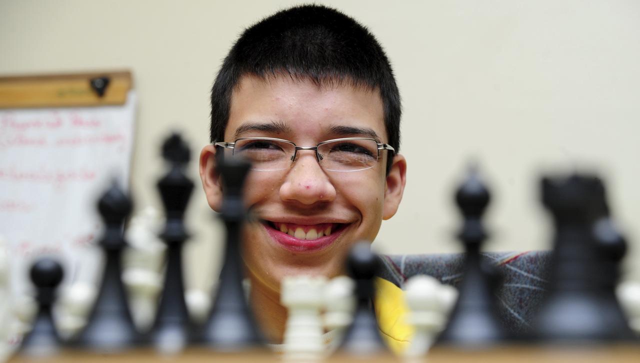 Criança jogando xadrez na aula de escola menino jogando jogo de