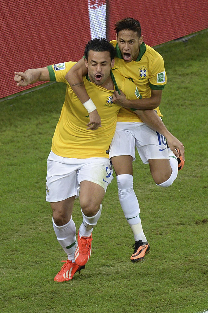 Fred comemora com Neymar após marcar contra a Espanha - Nelson Almeida/AFP