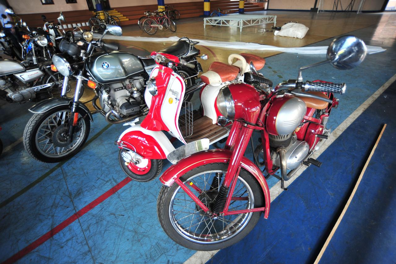 Motocicleta Da Velha Escola Com Rodas Grandes Bicicleta Do