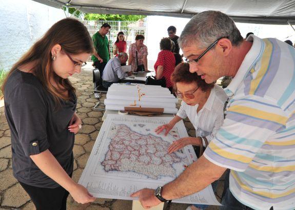 Diversas pessoas foram ontem até à Casa D¿Espanha ver o mapa, que está à venda por R$ 35 - Luiz Setti