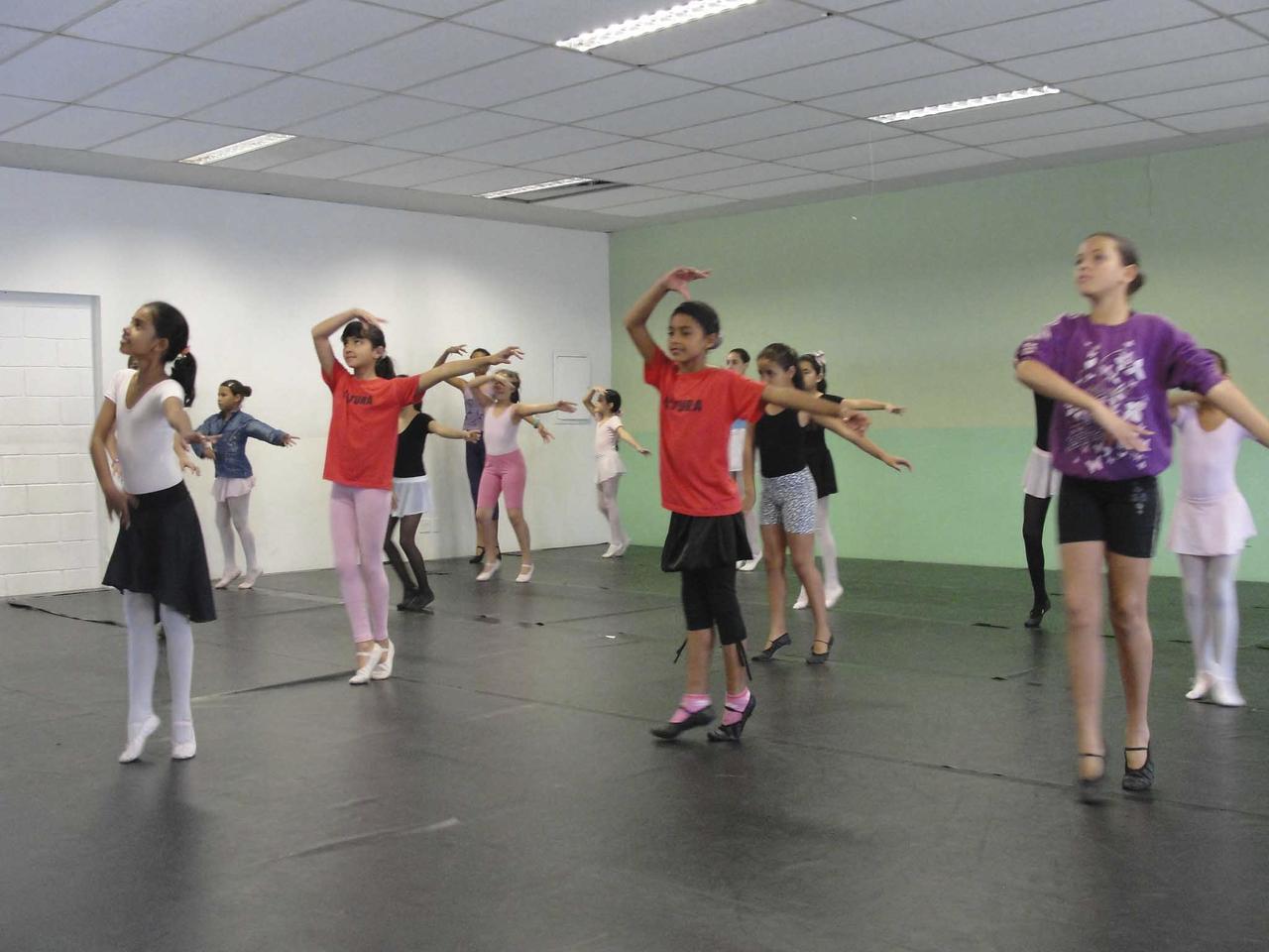 Nas aulas, as meninas aprendem técnicas, ritmo, alongamento e disciplina - Divulgação