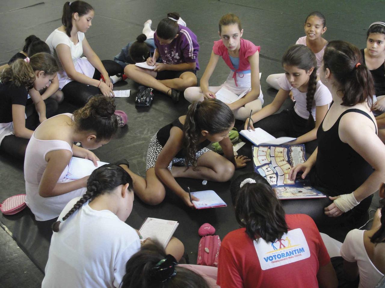 Nas aulas, as meninas aprendem técnicas, ritmo, alongamento e disciplina - Divulgação