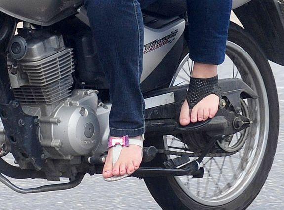 Como a multa por andar de chinelo de moto funciona?