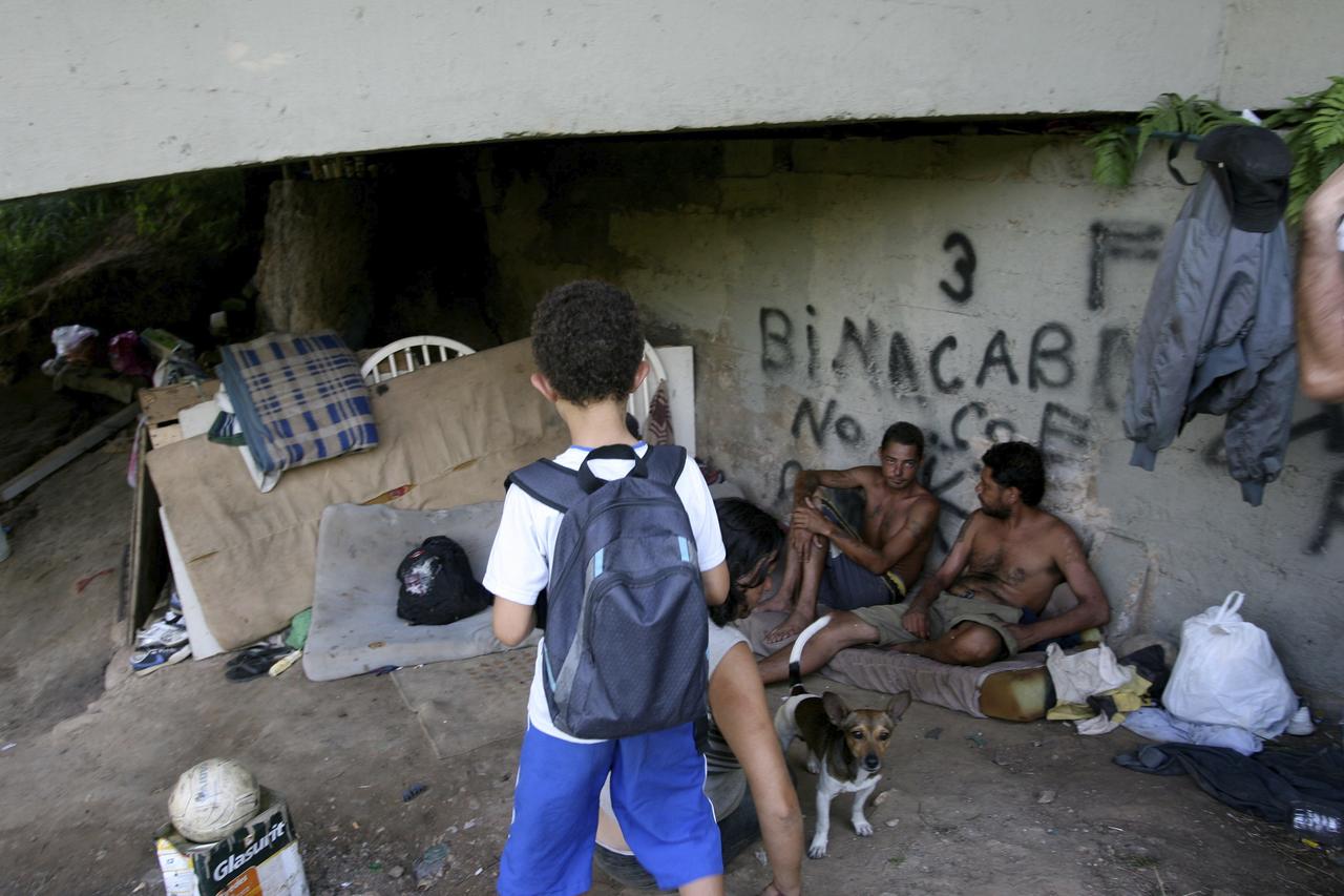 Além da família, alguns amigos dividem o espaço sob a ponte. Desejo de todos é ter um lugar para morar - Aldo V. Silva