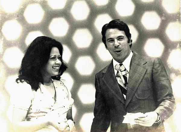 Ao lado de Silvio Santos; cantora participou de muitos programas de auditório - DIVULGAÇÃO