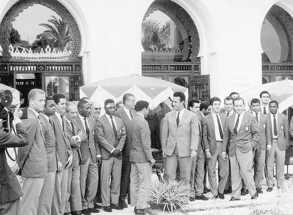 Em 1966, em excursão com a Seleção Brasileira, é recebido pelo presidente da Argélia, Ben Abella, ao lado de feras como Ademir da Guia, Djalma Santos, Pelé, Garrincha, Jairzinho e Dudu, entre outros - Acervo pessoal/Projeto Memória-FUA