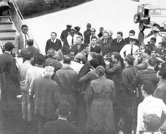 Na chegada à Inglaterra, para a Copa de 1966, desce do avião, tendo à frente Pelé, já um mito do futebol - Acervo pessoal/Projeto Memória-FUA