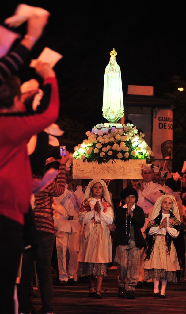 Procissão homenageia Nossa Senhora de Fátima - 14/05/12 