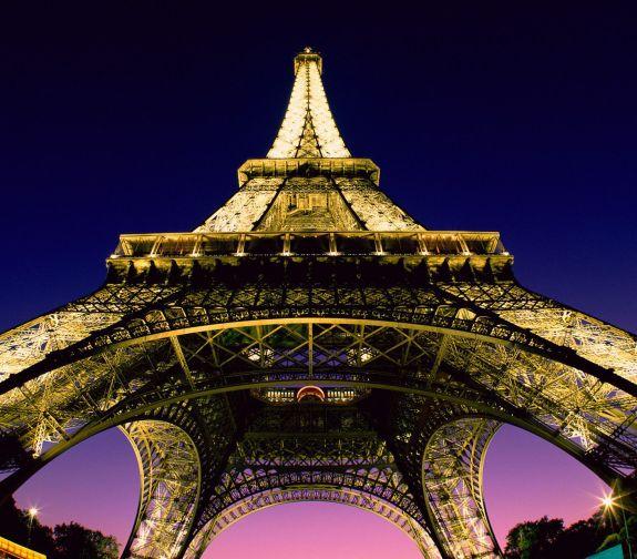 A Torre Eiffel, entre outros encantos da capital francesa, estão no filme Meia-noite em Paris (2011) - Divulgação