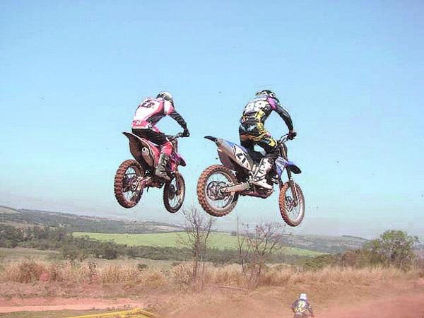 Dando Um Salto De Cada Vez. Uma Fotografia De Um Motocross No Ar Durante  Uma Corrida. Imagem de Stock - Imagem de passatempo, povos: 271731187