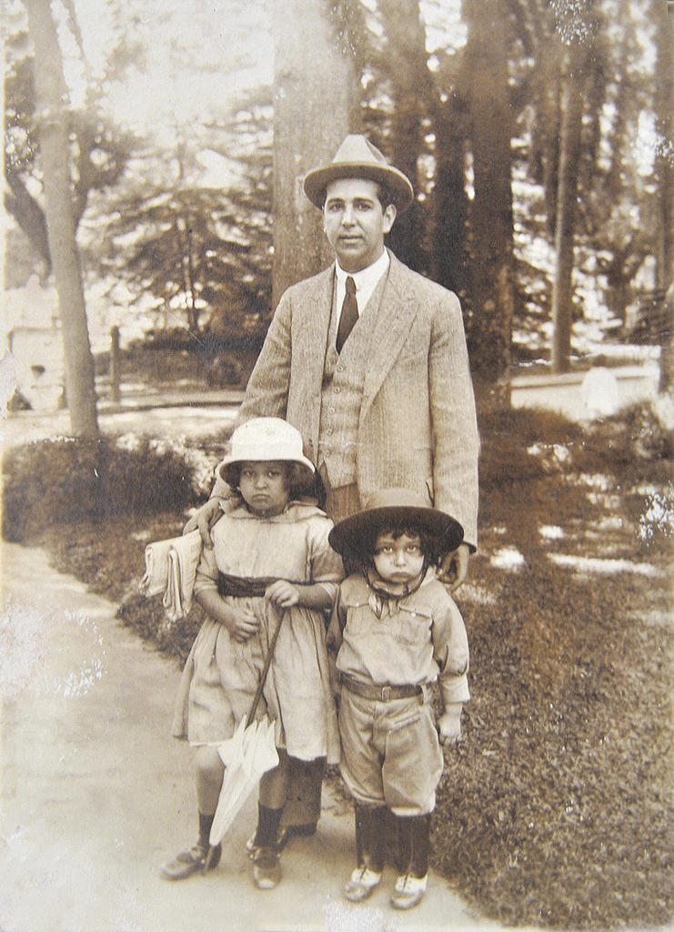 Os pequenos Rachel e Roberto, filhos de Candido, com o tio Benedito - Arquivo da Família/ Reprodução Luiz Setti