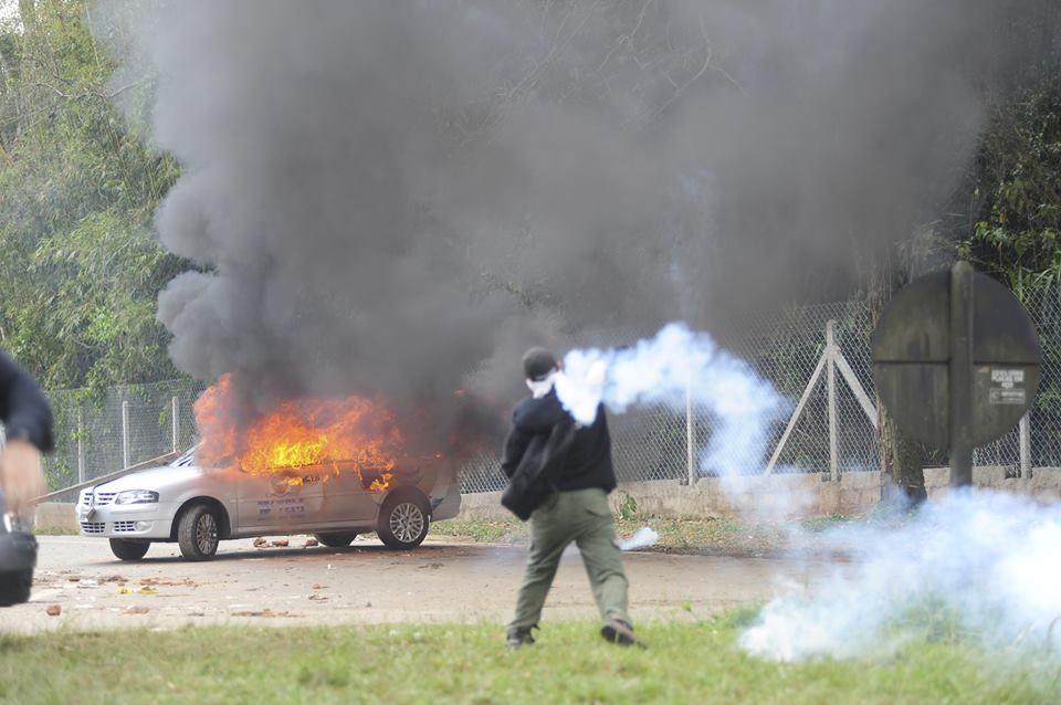 manifestante devolve bomba atirada pela polícia, perto de onde carro da TV Tem foi incendiado - Emídio Marques