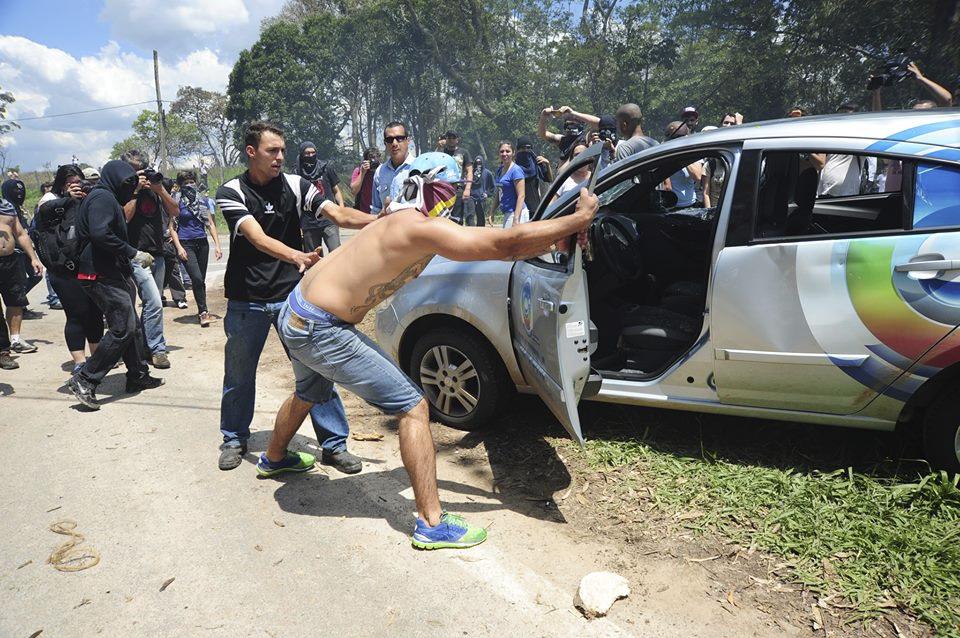 Carro da TV tem foi depredado e incendiado por manifestantes - Emídio Marques