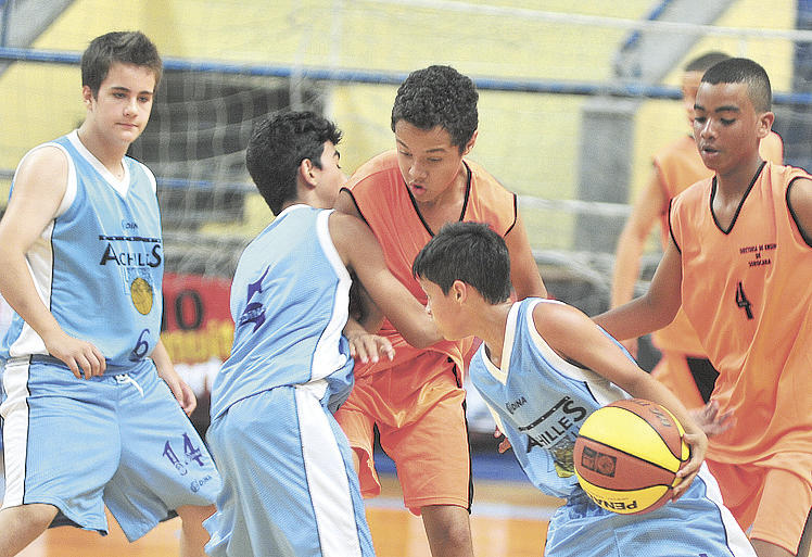 Basquete masculino define primeiros finalistas dos Jogos Escolares