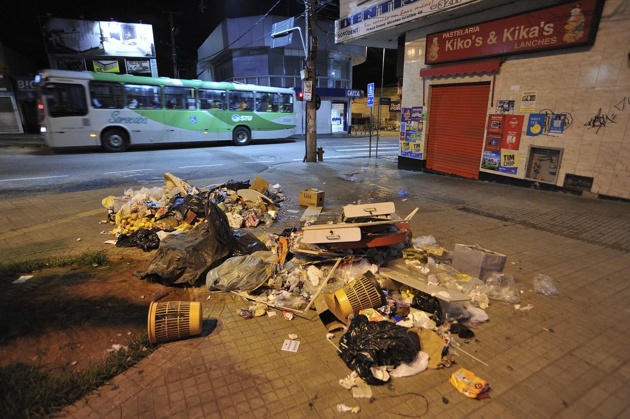 O cenário de lixo espalhado pelas ruas revoltou moradores e pedestres - Pedro Negrão