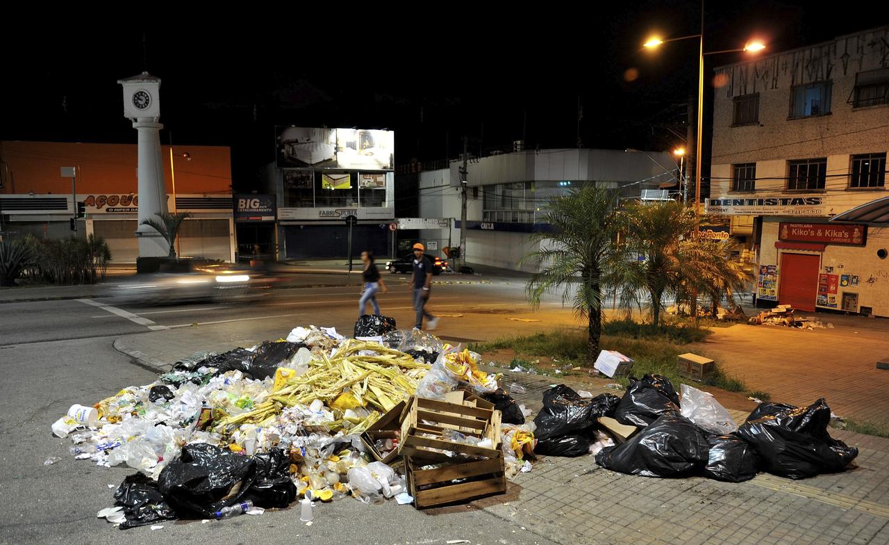 O lixo ficou acumulado em vários pontos das calçadas das ruas Padre Luiz, Coronel Benedito Pires, Álvaro Soares, Barão do Rio Branco, Monsenhor João Soares com rua da Penha e o acesso ao terminal Santo Antonio - Pedro Negrão