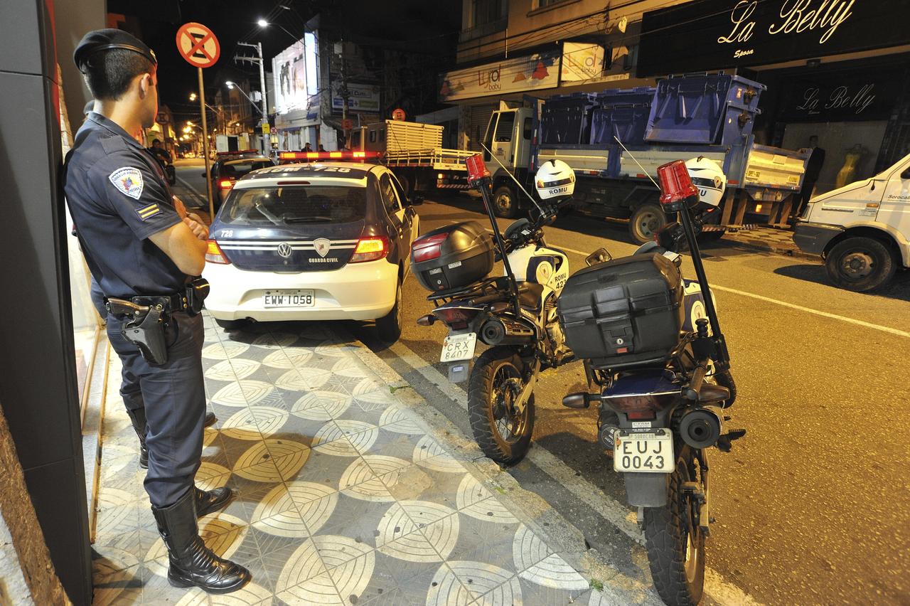 A Guarda Civil Municipal chegou a abordar caminhões da Gomes Lourenço para evitar mais sujeira - Pedro Negrão