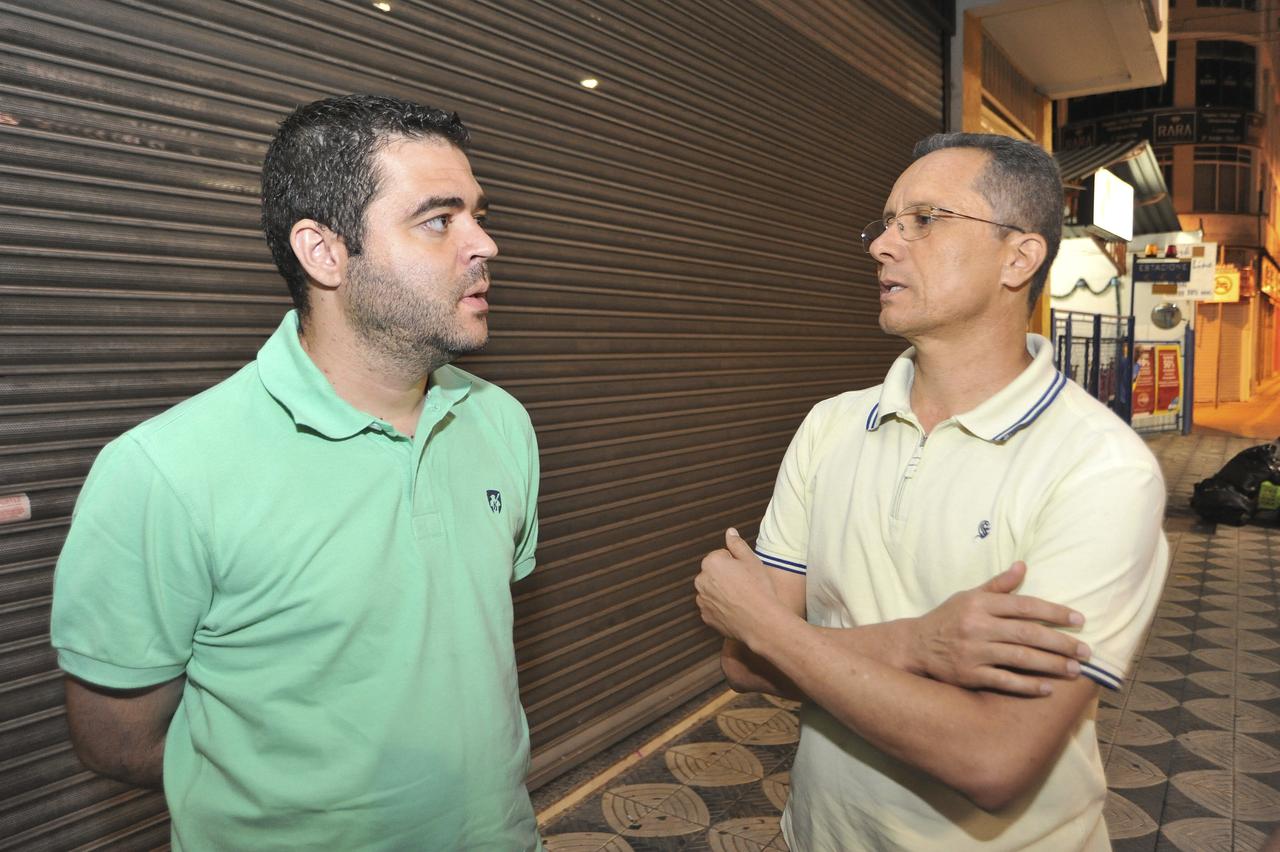 Por volta das 22h de ontem, o engenheiro mecânico Henrique Teixeira Helfstein, da Gomes Lourenço, tentava chegar a um acordo com o secretário municipal de Governo e Segurança Comunitária, João Leandro da Costa Filho - Pedro Negrão