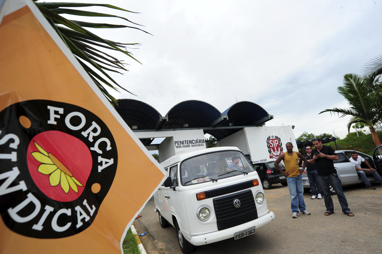 Em Iperó, os agentes protestam também contra a lotação da unidade prisional - Emídio Marques