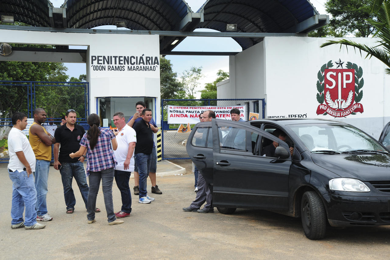 Em Iperó, os agentes protestam também contra a lotação da unidade prisional - Emídio Marques