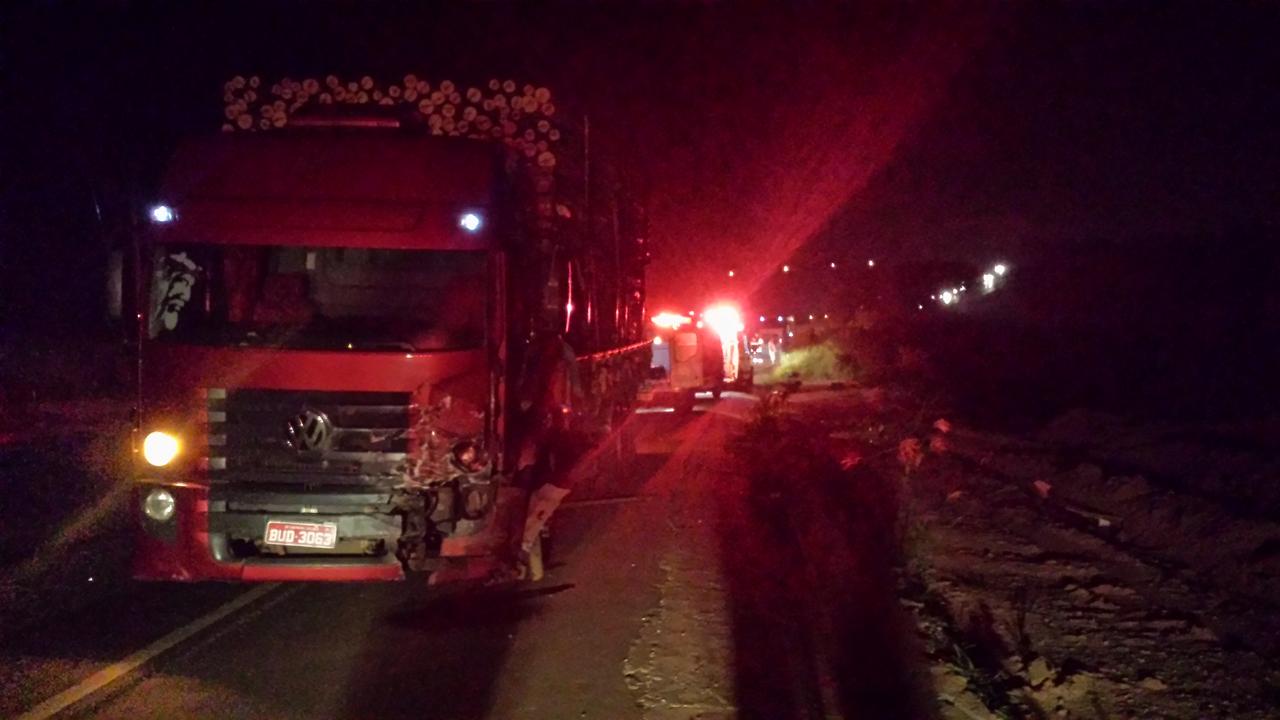 Acidente entre carro e caminhão em São Carlos mata 4 pessoas na SP