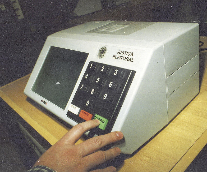 A urna eletrônica facilitou o ato de votar e agilizou o processo de apuração - Arquivo JCS/Fábio Rogério