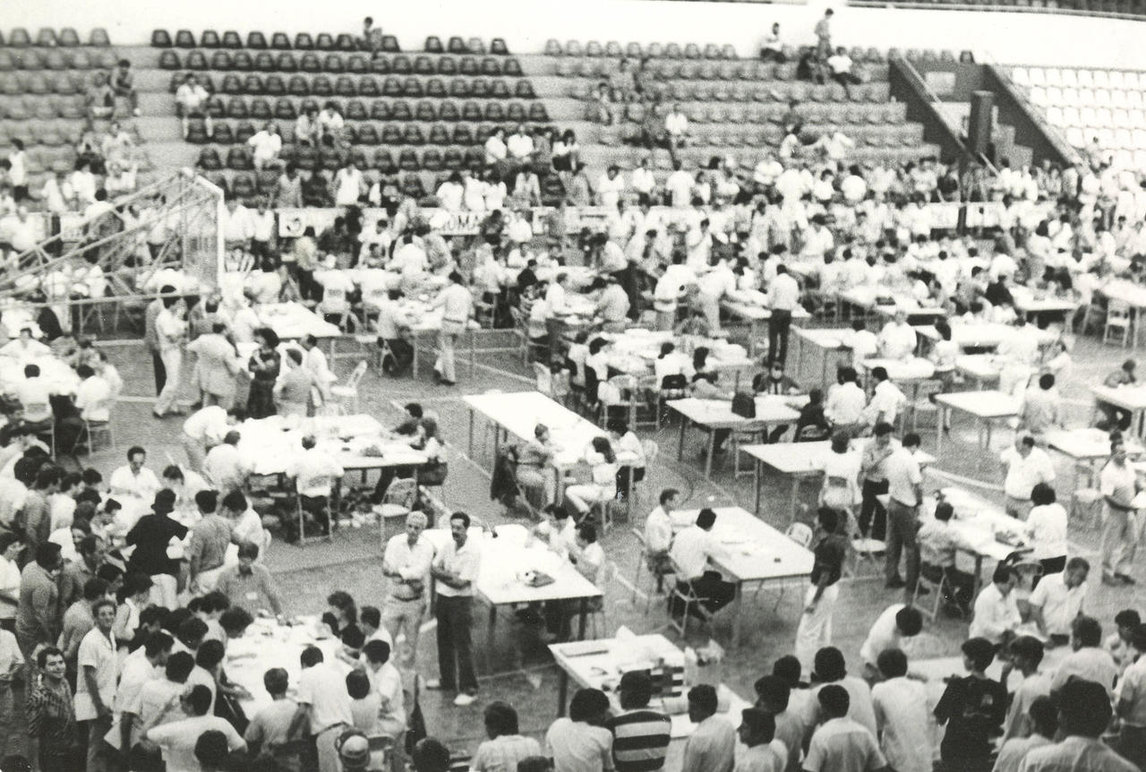 Apuração de votos das eleições de novembro de 1988, com mesários dispostos na quadra do Ginásio Municipal de Esportes. As apurações também aconteciam no ginásio do Sesi e no Recreativo Campestre - Arquivo JCS/Aldo V. Silva
