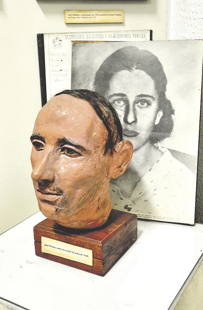 Busto de Giuseppe Pistone e foto de sua esposa Maria Mercedes Fea, assassinada em 1928 - ERICK PINHEIRO