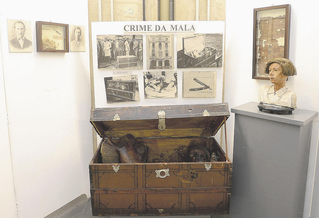 Baú original do crime da mala de 1928 e uma reprodução em cera da cabeça da vítima, Maria Mercedes Fea, estão no acervo do Museu da Polícia Civil - ERICK PINHEIRO