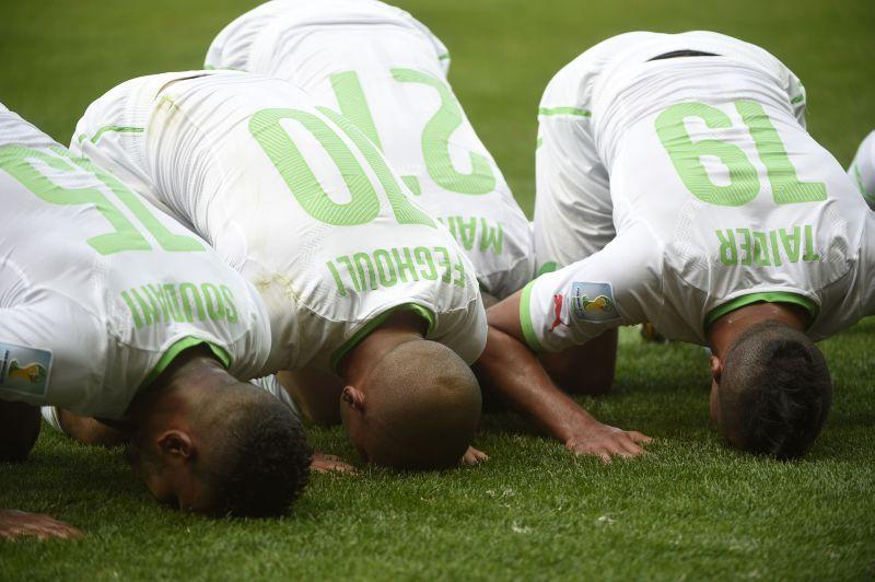Jogadores argelinos se ajoelham e rezam na comemoração do gol - AFP / Martin Bureau