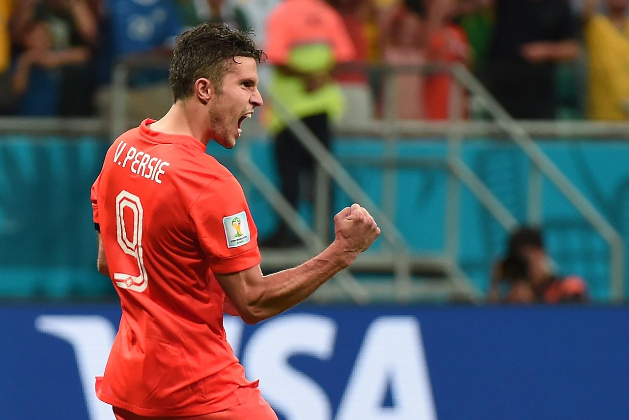 Frente Holanda Robin van Persie comemora depois de marcar durante a disputa de pênaltis após o tempo extra - AFP PHOTO / DAMIEN MEYER