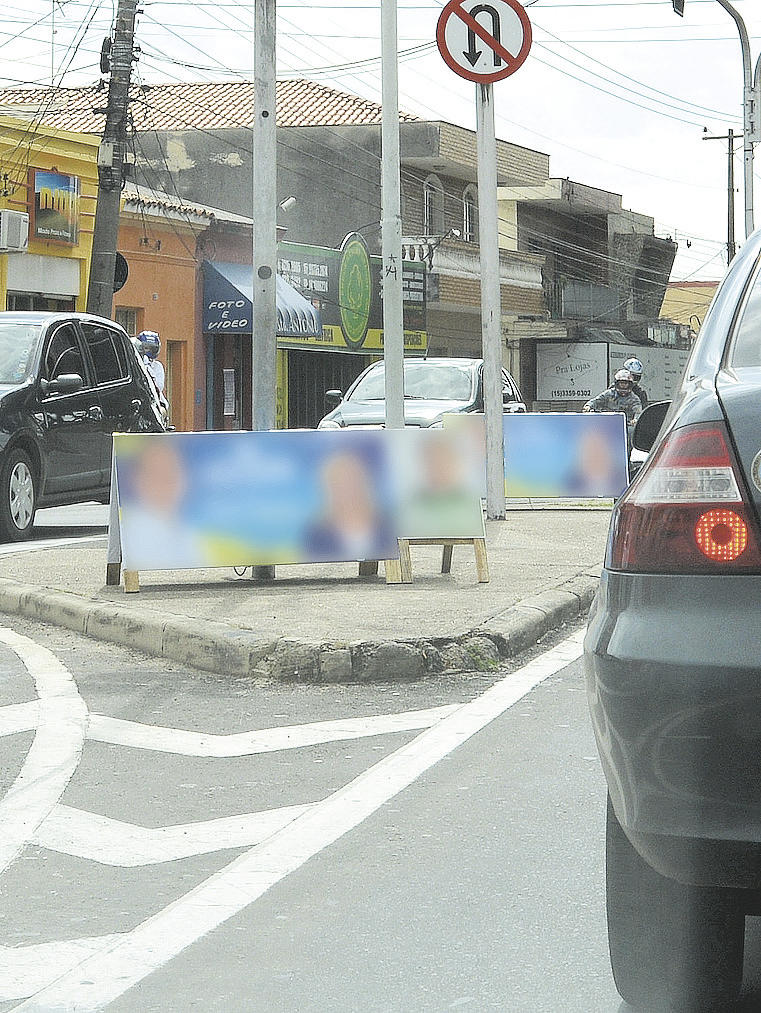 Na foto, diversos cavaletes no canteiro central da avenida São Paulo - ALDO V. SILVA