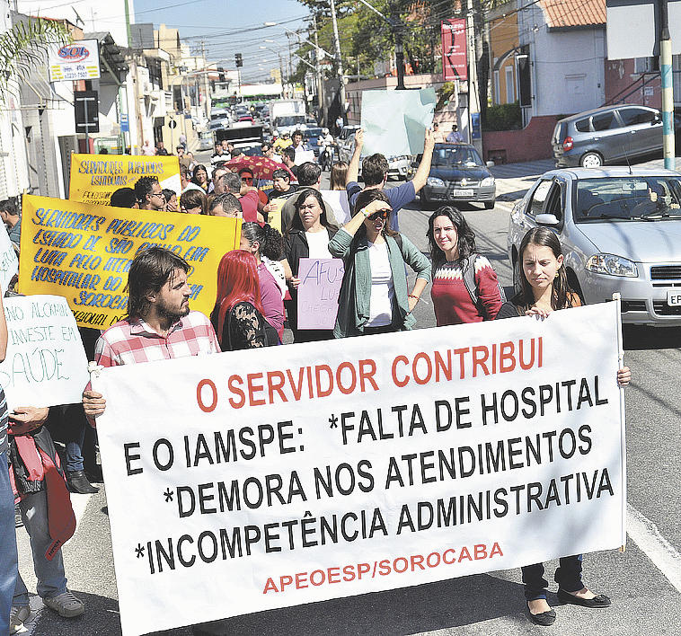 Funcionários públicos estaduais fizeram protesto no início do mês contra o descaso do Iamspe - ADIVAL B. PINTO / ARQUIVO JCS (7/8/2014)