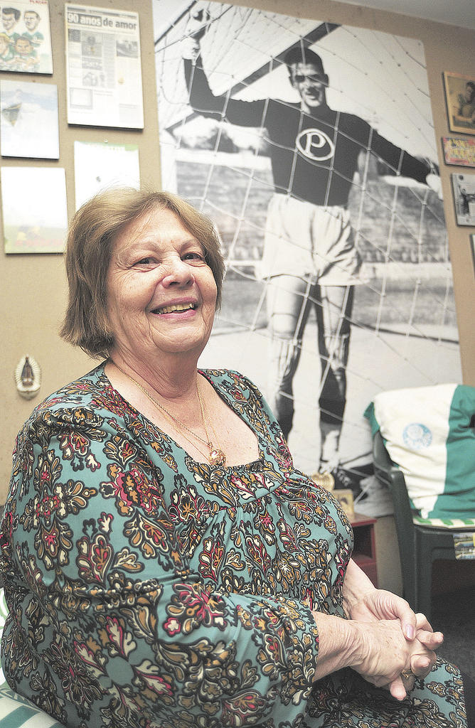 Walkyria na sala que conserva o acervo do pai, o ¿goleiro das mãos gigantes¿ -  EMÍDIO MARQUES