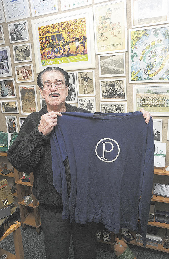 Oberdan em pose especial para o Cruzeiro: a maior homenagem ainda está por vir  - FÁBIO ROGÉRIO / ARQUIVO JCS (9/6/2011)