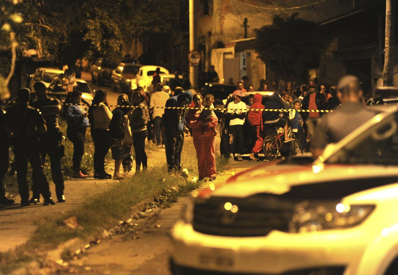 Dezenas de moradores se aglomeraram no local - FÁBIO ROGÉRIO