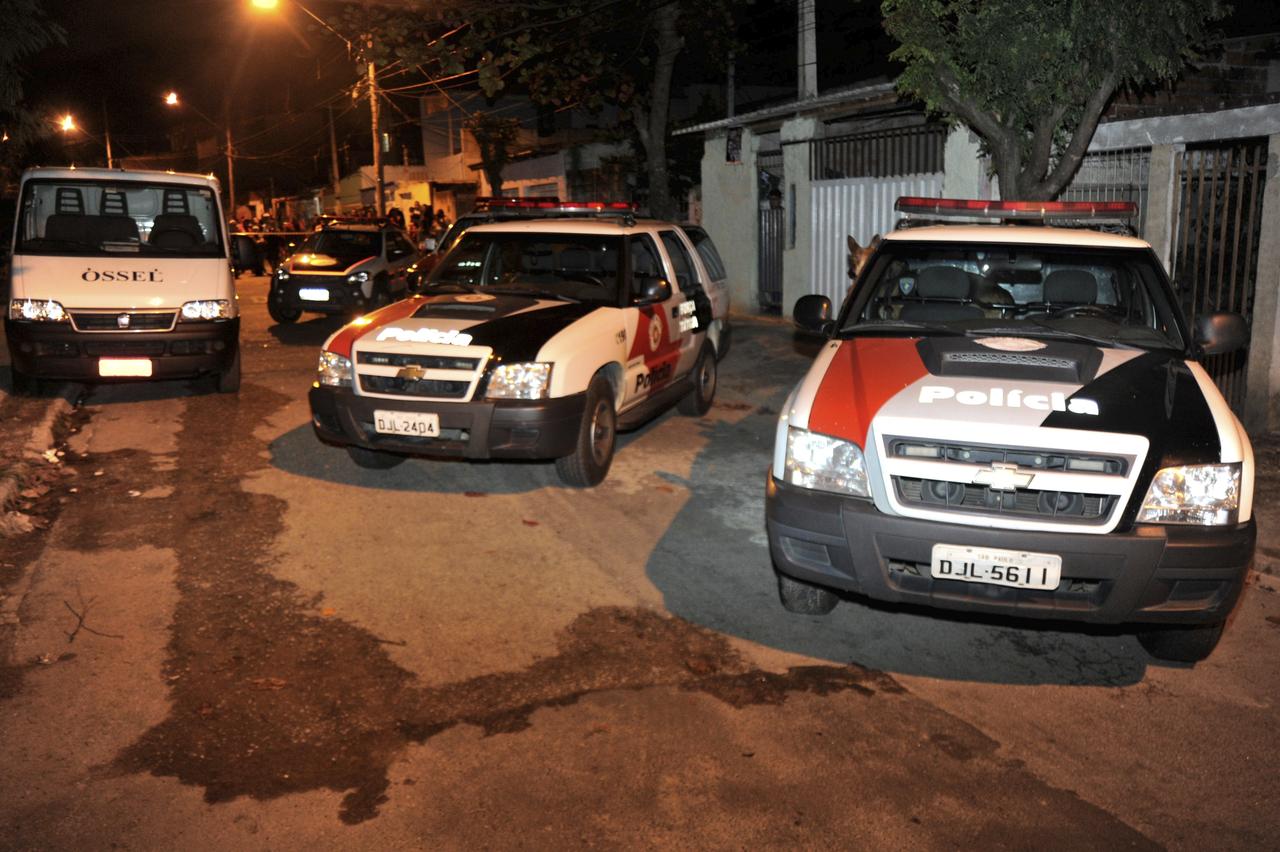 a rua foi isolada pela PM até a chegada da polícia técnica - FÁBIO ROGÉRIO