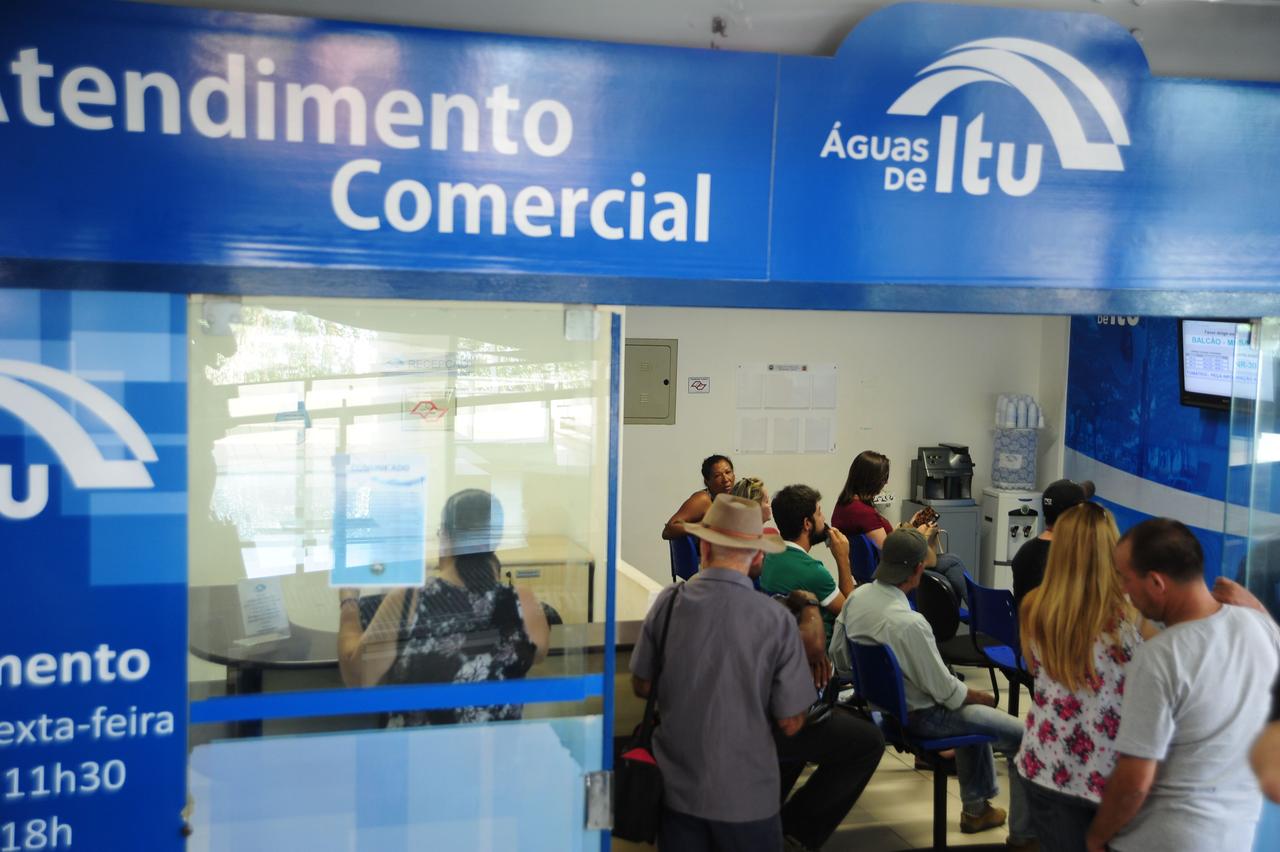 Em um dos escritórios da Águas de Itu,  houve uma fila de clientes para a apresentação de queixas e reivindicações - LUIZ SETTI