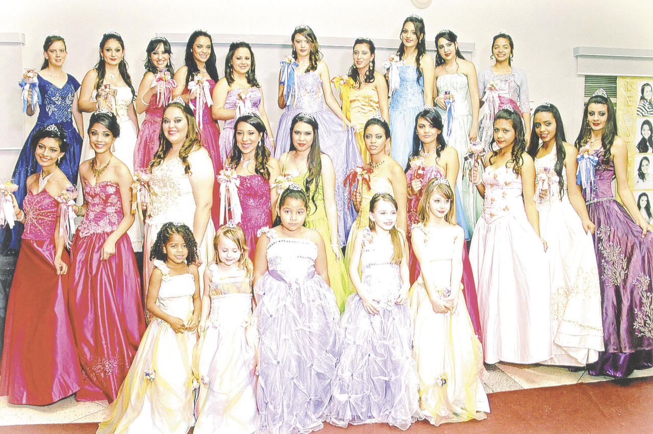 As 20 debutantes e as daminhas acompanhantes posam para foto - HUMBERTO DE CAMPOS/DIVULGAÇÃO