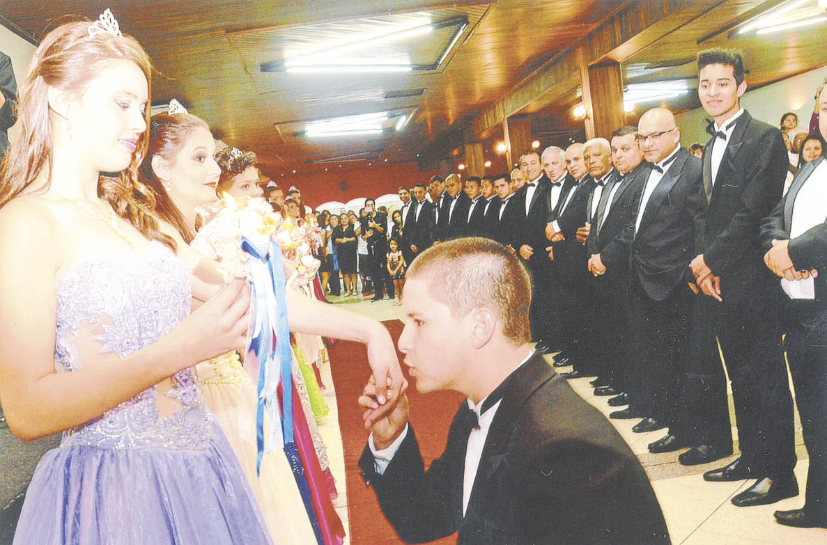 Debutantes e padrinhos em traje de gala - HUMBERTO DE CAMPOS/DIVULGAÇÃO