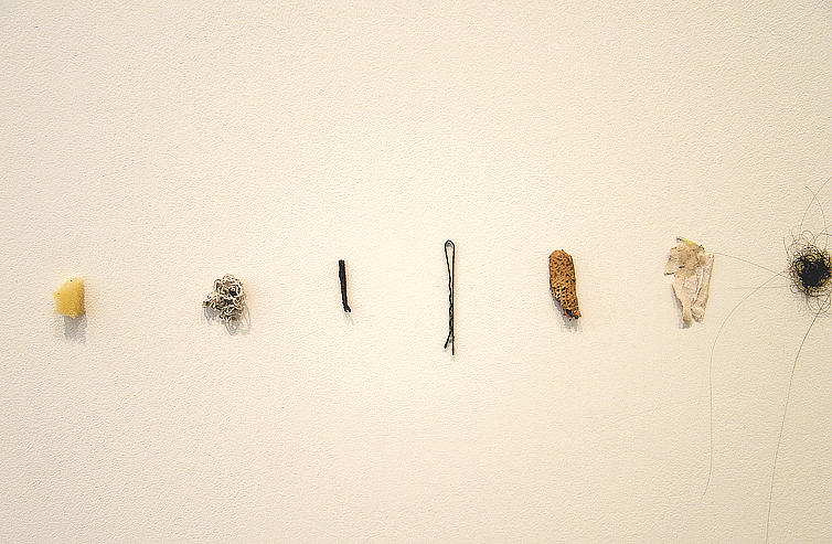 ¿Projeto sofá¿ do artista Bill Lühmann: ele expõe objetos coletados nas frestas de um sofá do Palacete Scarpa - ERICK PINHEIRO 