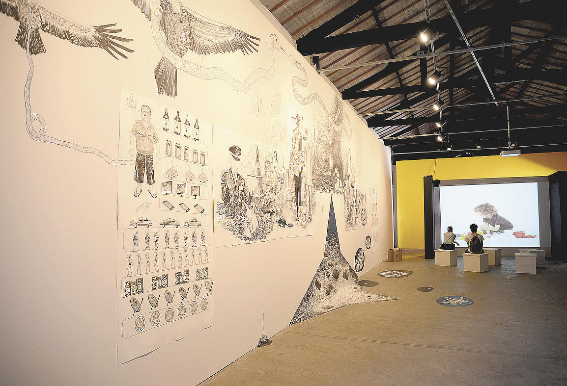 A obra ¿O peso morto dos dias perdidos¿: um painel desenhado pelo artista mexicano Bayrol Jiménez em folhas dispostas sobre a parede e o chão - ERICK PINHEIRO 