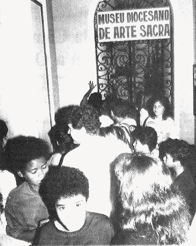 Foto publicada na edição de 10 de novembro de 1989 mostra multidão que foi até a Catedral para ver a boneca - ARQUIVO JCS