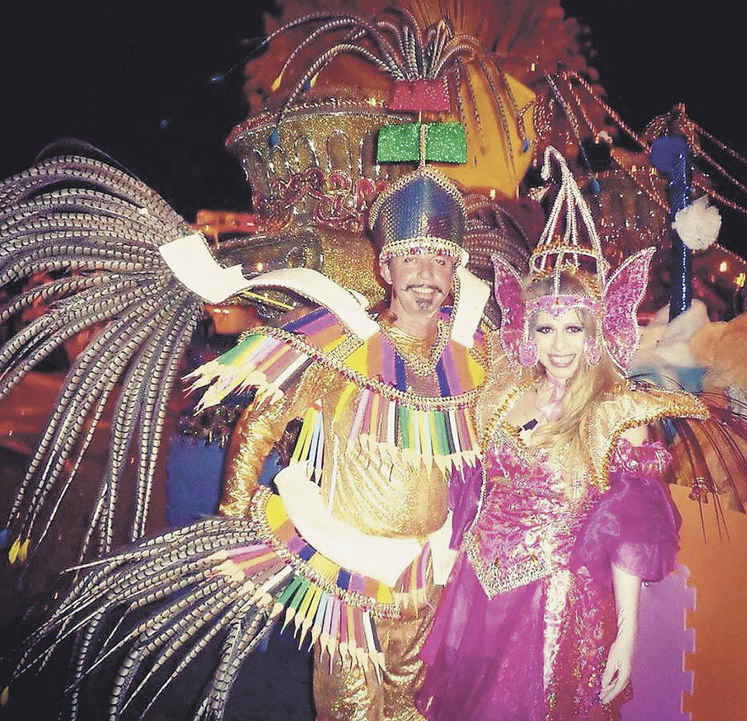 Apaixonados por Carnaval, Maurício Barisson e Viviane Barbo capricharam no desfile da Estrela da Vila. A escola ficou com o terceiro lugar este ano -  ARQUIVO PESSOAL