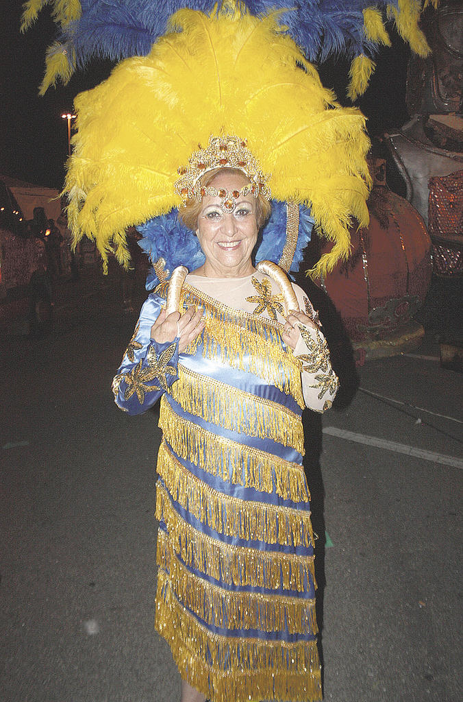 A colunista Sônia Gonçalves, do portal Integração Digital, no desfile da 28 de Setembro, campeã do Carnaval sorocabano - 