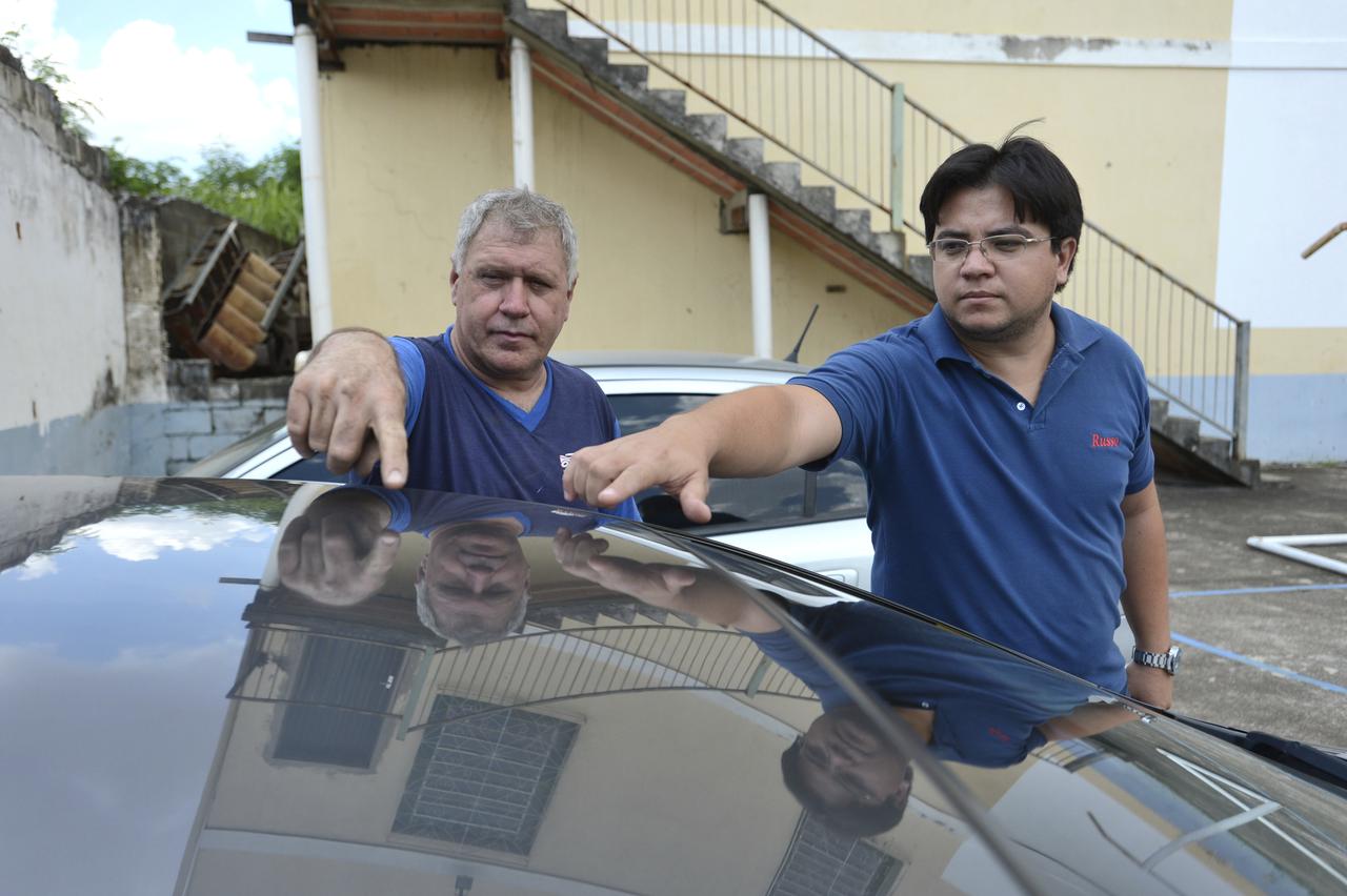 Motoristas Consertam Carros Apos Granizo 24 02 15 Sorocaba E Regiao Jornal Cruzeiro Do Sul