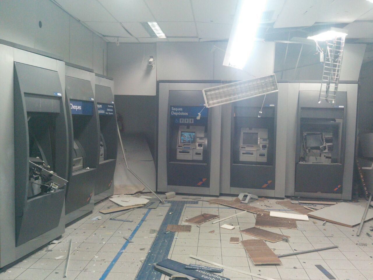 Em Cerquilho, a quadrilha provocou explosões dentro da agência da Caixa Federal - Divulgação PM Cerquilho